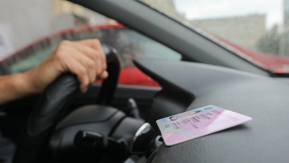 Кабмин разрешил заселяться в гостиницы по водительским правам и «заграну»