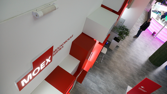 Частные инвесторы вложили в ценные бумаги на Мосбирже 176 млрд рублей в октябре