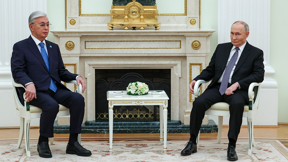 Песков пояснил сопровождение Токаева российскими истребителями