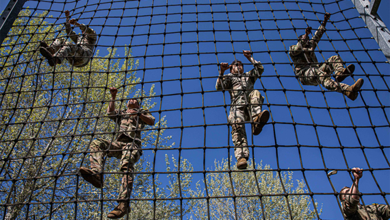Еврокомиссар предложил разместить украинские войска в странах ЕС у границы РФ