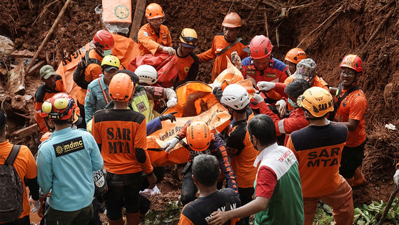 Из-за оползня в Индонезии пропало 27 человек