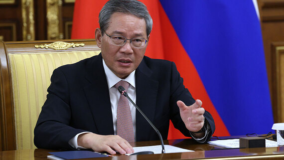 Премьер-министр КНР Ли Цян прибыл в Россию на встречу ШОС