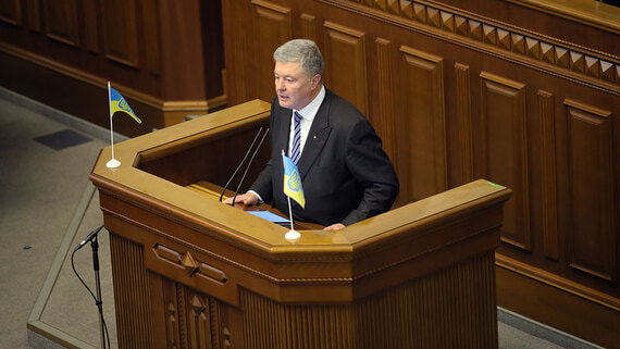 Партия Порошенко заблокировала трибуну в Раде и потребовала отставки кабмина