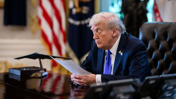 Трамп подписал закон об обнародовании материалов Эпштейна