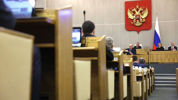 В Госдуму внесли проект с дополнением описания герба России