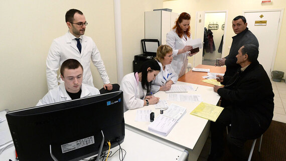 Володин сообщил об ужесточении условий для получения медполиса для мигрантов