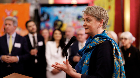 Глава МИД Британии заявила о необходимости усадить Россию за стол переговоров