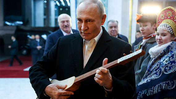 Путин в ходе визита в Бишкек сыграл на комузе