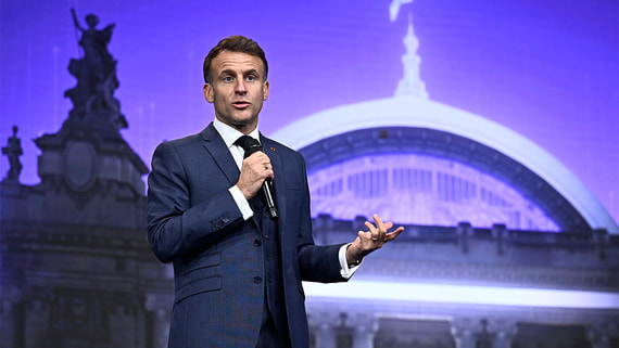 Макрон объявил о введении добровольной военной службы во Франции