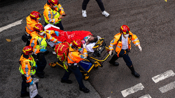 Число погибших при пожаре в Гонконге выросло до 65