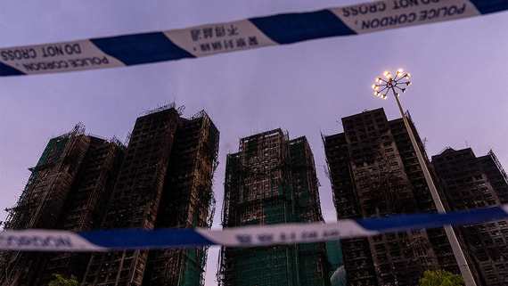 В Гонконге арестованы восемь человек по делу о пожаре в жилом комплексе