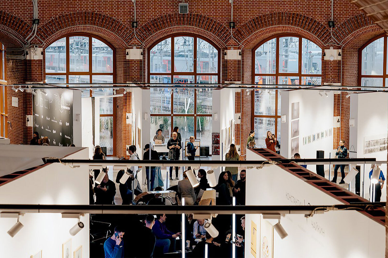 От депо к искусству: ярмарка графики «Обертон» в Москве