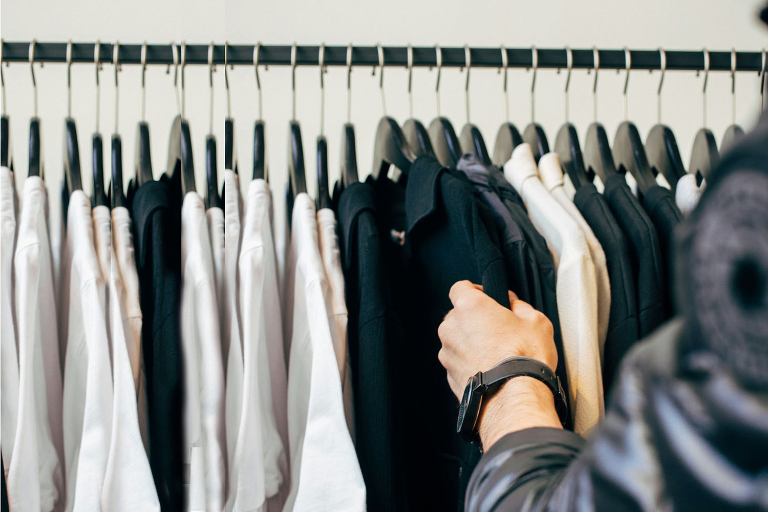 Только 6% россиян недовольны своими тратами на одежду и обувь