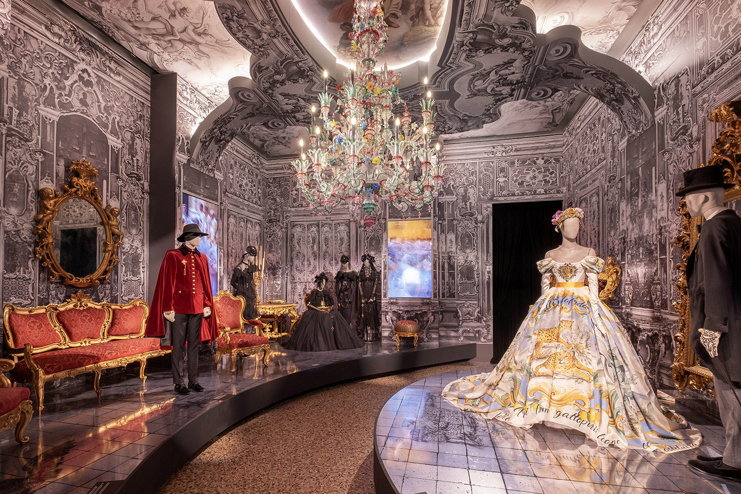 Люстра Barovier&amp;Toso в одном из залов выставки