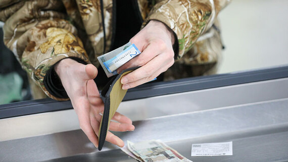 Объем наличных денег у граждан за год вырос почти на 230 млрд рублей