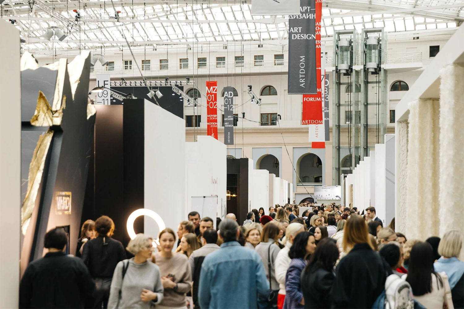 Предметы мебели и интерьерные решения представят 400 брендов из России и Европы