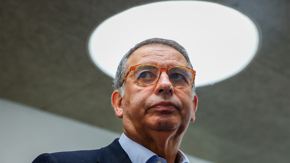 Социалист Сегуро лидирует на выборах президента Португалии