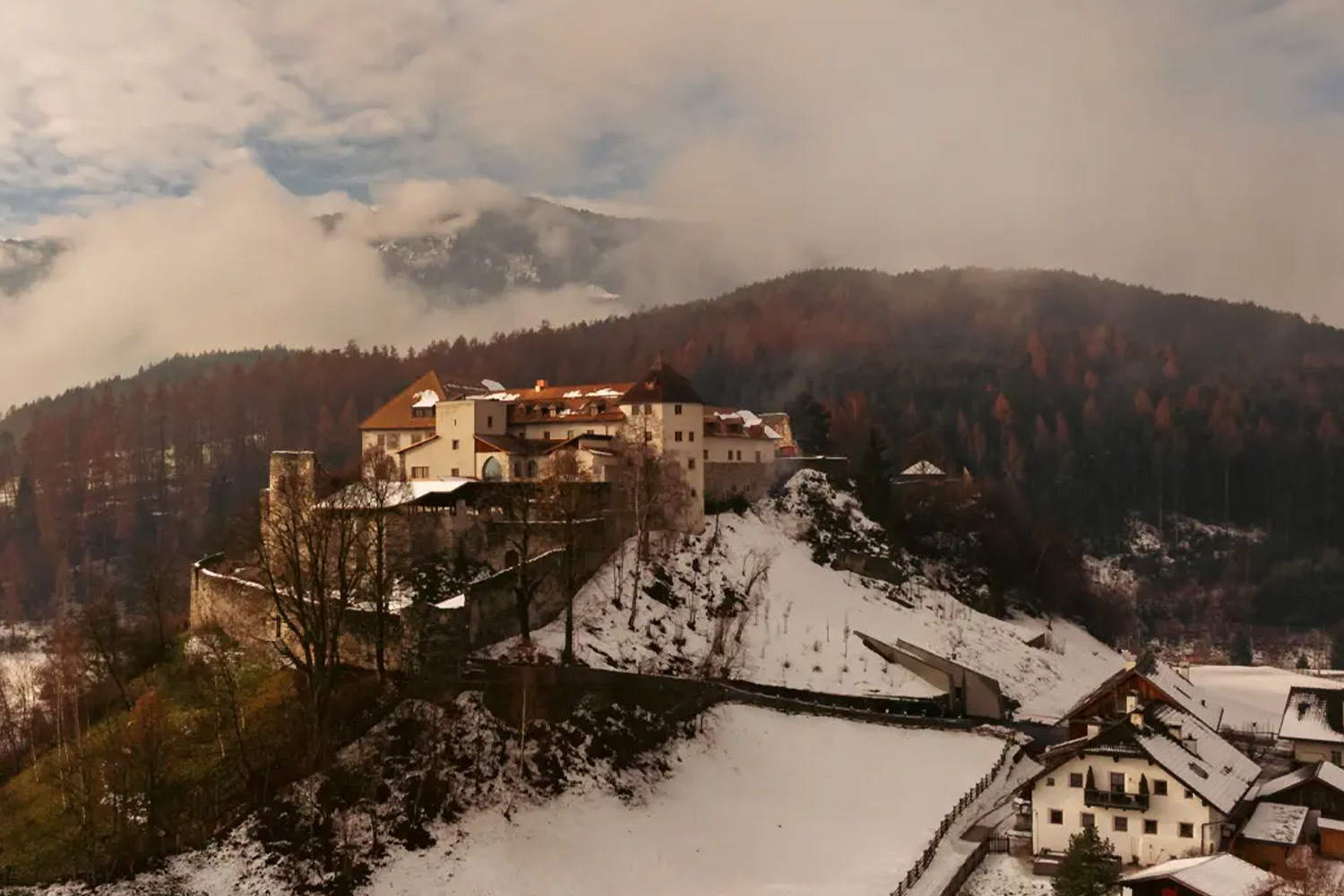 В горах и вне времени: отель Castel Badia в Южном Тироле