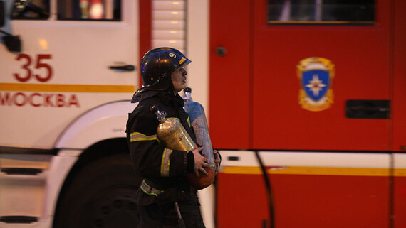 Восемь человек пострадали при пожаре в жилом доме Москвы