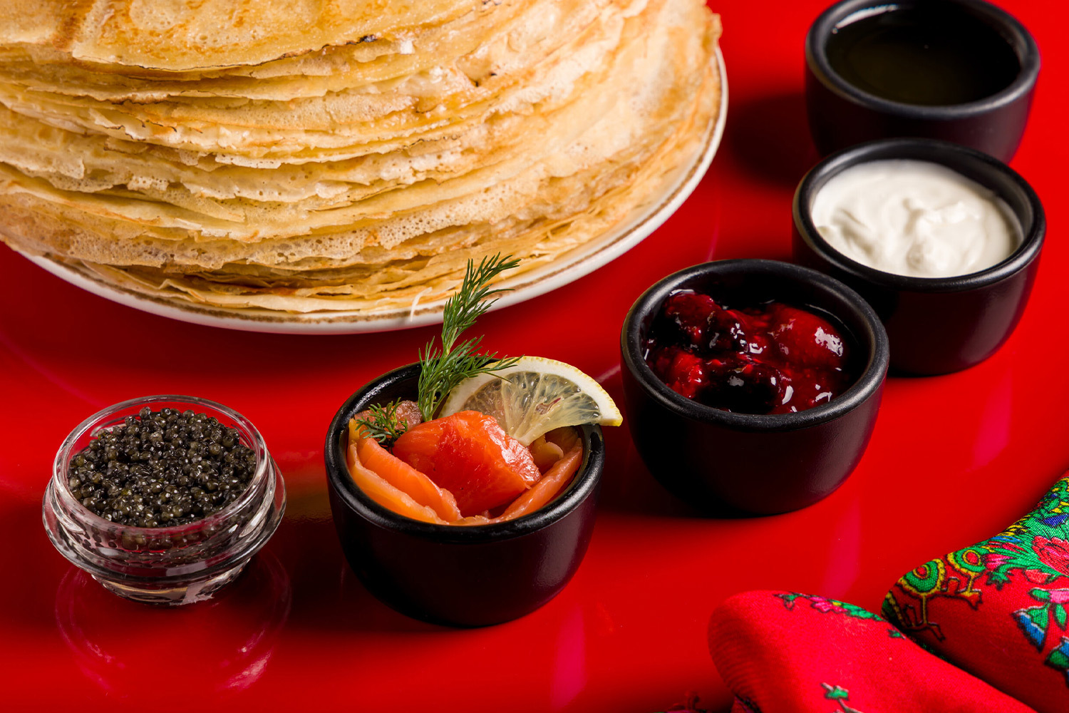 Блинный разгуляй: меню на Масленицу в ресторанах двух столиц