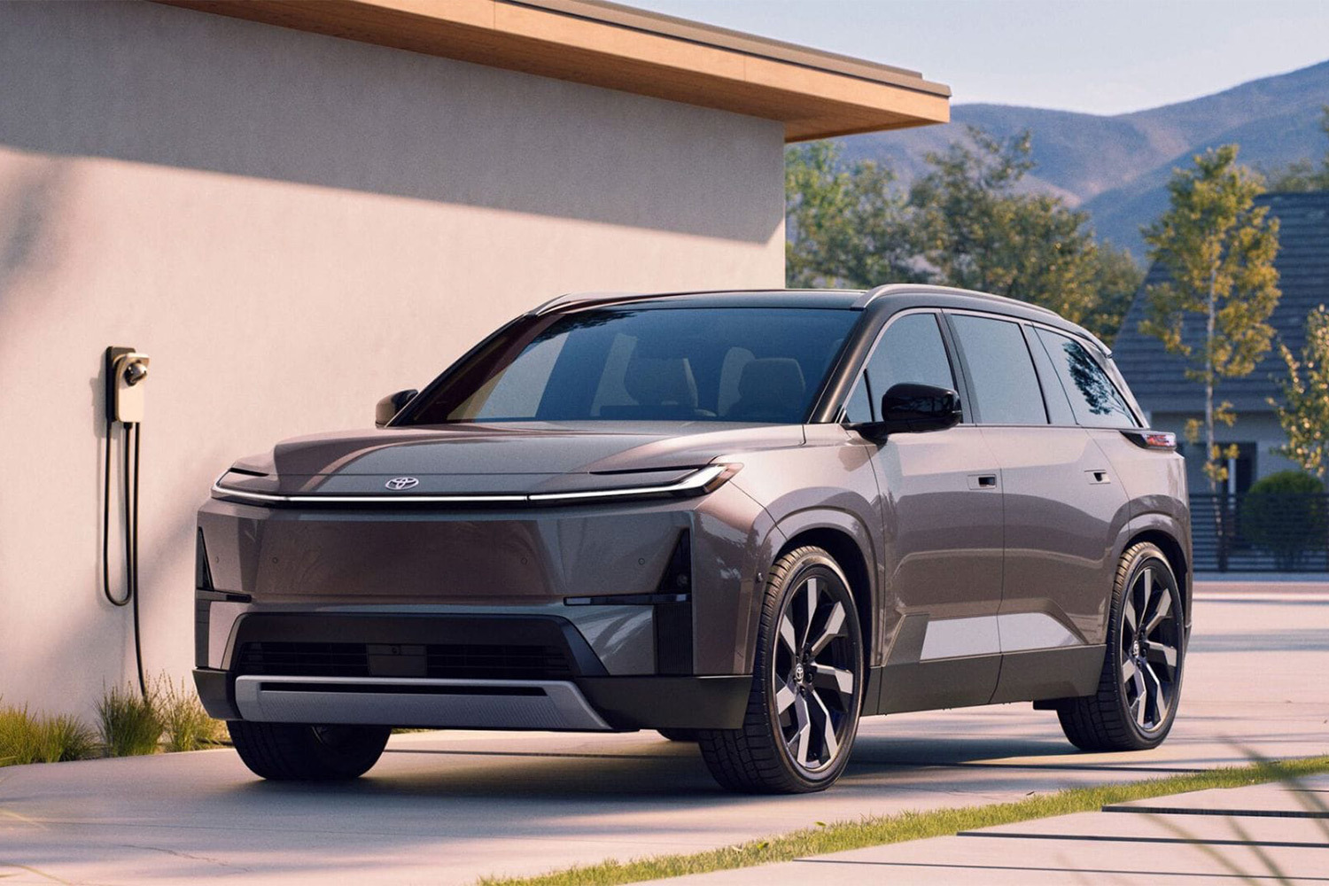 Highlander на батарейках: как Toyota переосмыслила семейный кроссовер