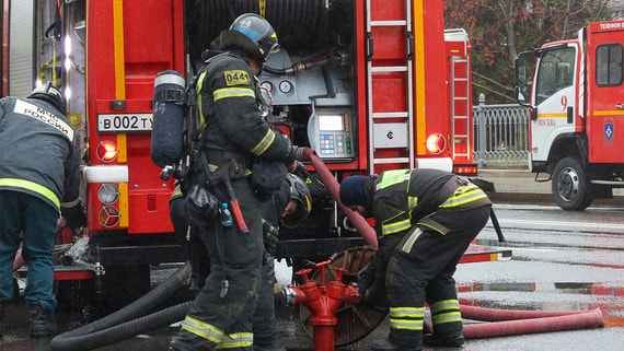 Спасатели эвакуировали 16 человек из горящего здания в Москве