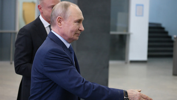 Песков: Путин постоянно контактирует с российской делегацией