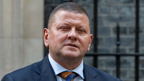 AP: Залужный грозил ввести войска в Киев в ответ на рейд СБУ в 2022 году