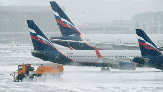Московские аэропорты продолжают работу в условиях аномального снегопада