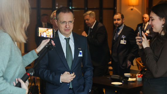 Кремль назвал закрытую встречу Мединского одним из форматов переговоров