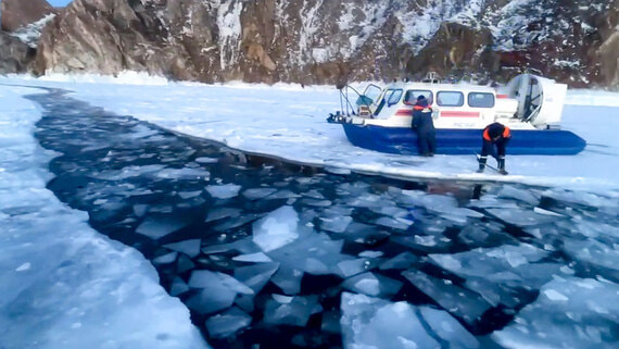В провалившемся под лед Байкала УАЗе погибла семья с ребенком