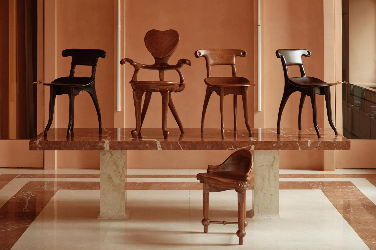 Дом в стиле Гауди: историческая мебель в частных интерьерах