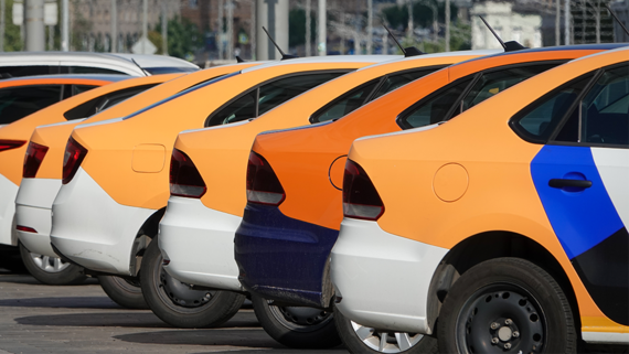 Продажи автомобилей такси в лизинг в начале 2026 года снизились на 28–40%