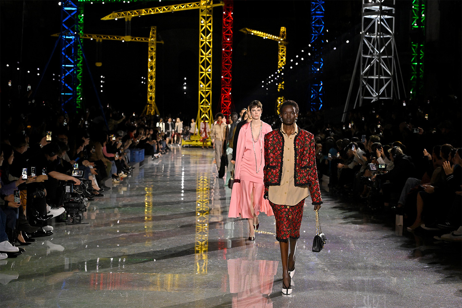 Последний показ недели моды: Матье Блази перекраивает силуэт Chanel