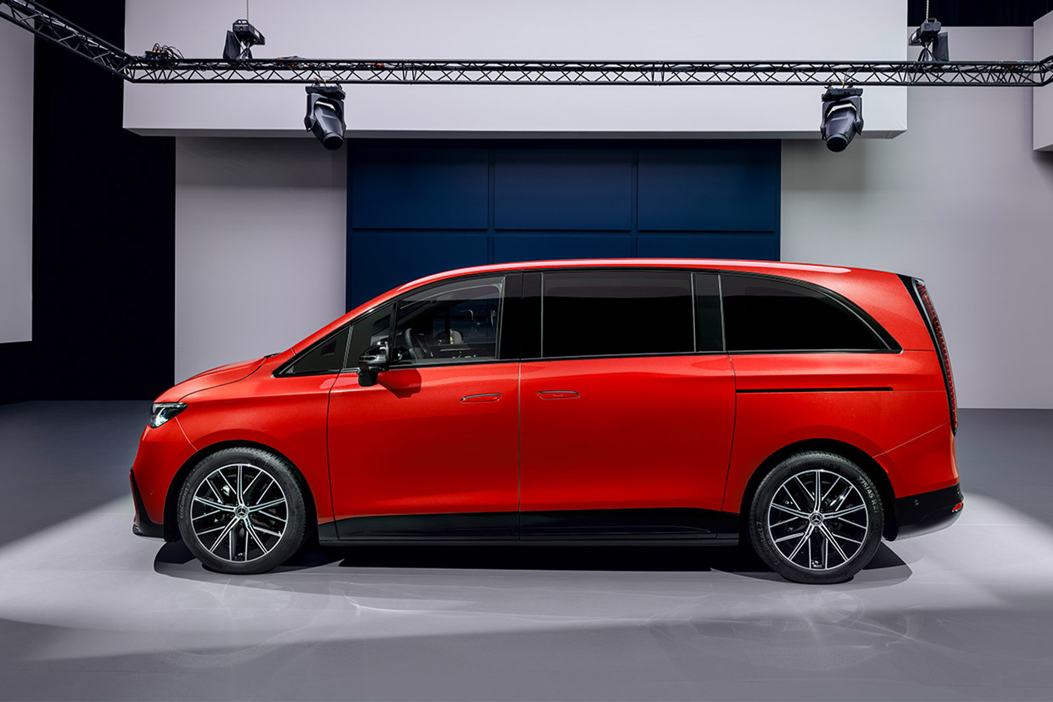 Бизнес-джет на колесах: Mercedes показал электрический минивэн VLE