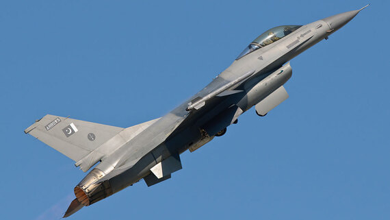 Афганистан обвинил Пакистан в ударах по топливным резервуарам в Кандагаре