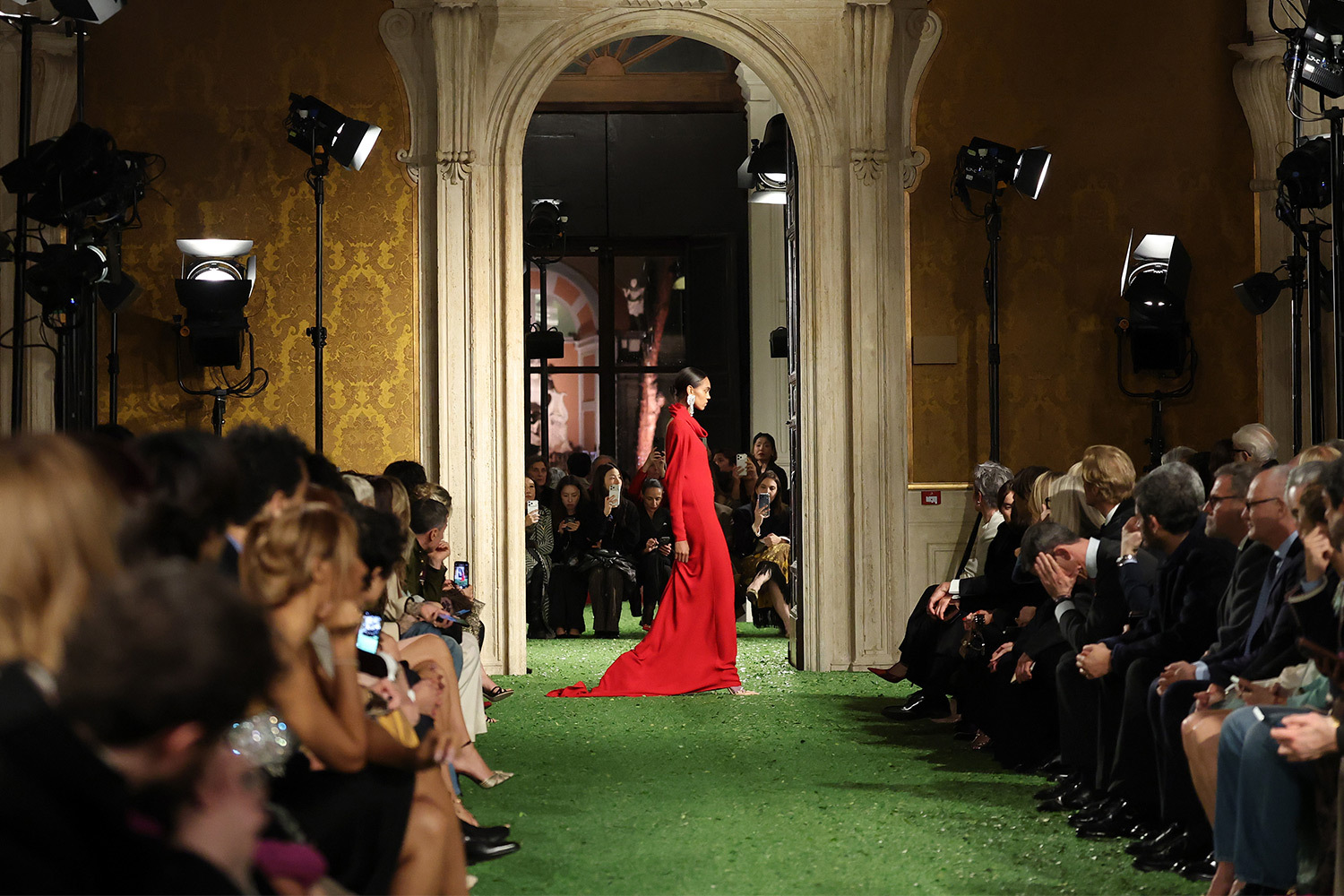 Valentino возвращается в Рим: «Интерференция» Алессандро Микеле