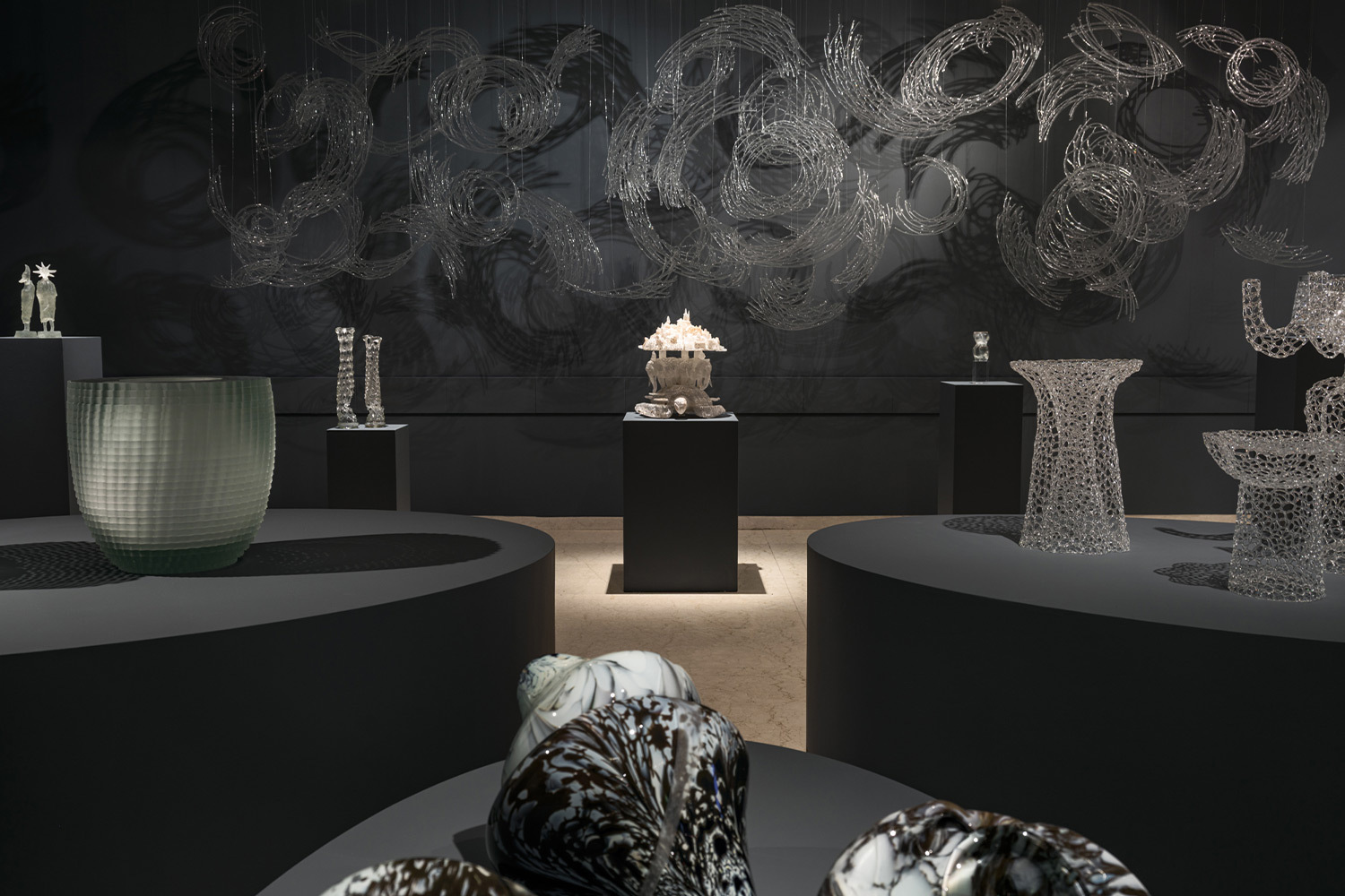 Грани, изгибы и блики: выставка современного российского художественного стекла