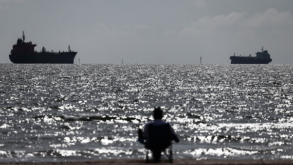 Эксперты оценили месячное смягчение санкций США на нефть из России