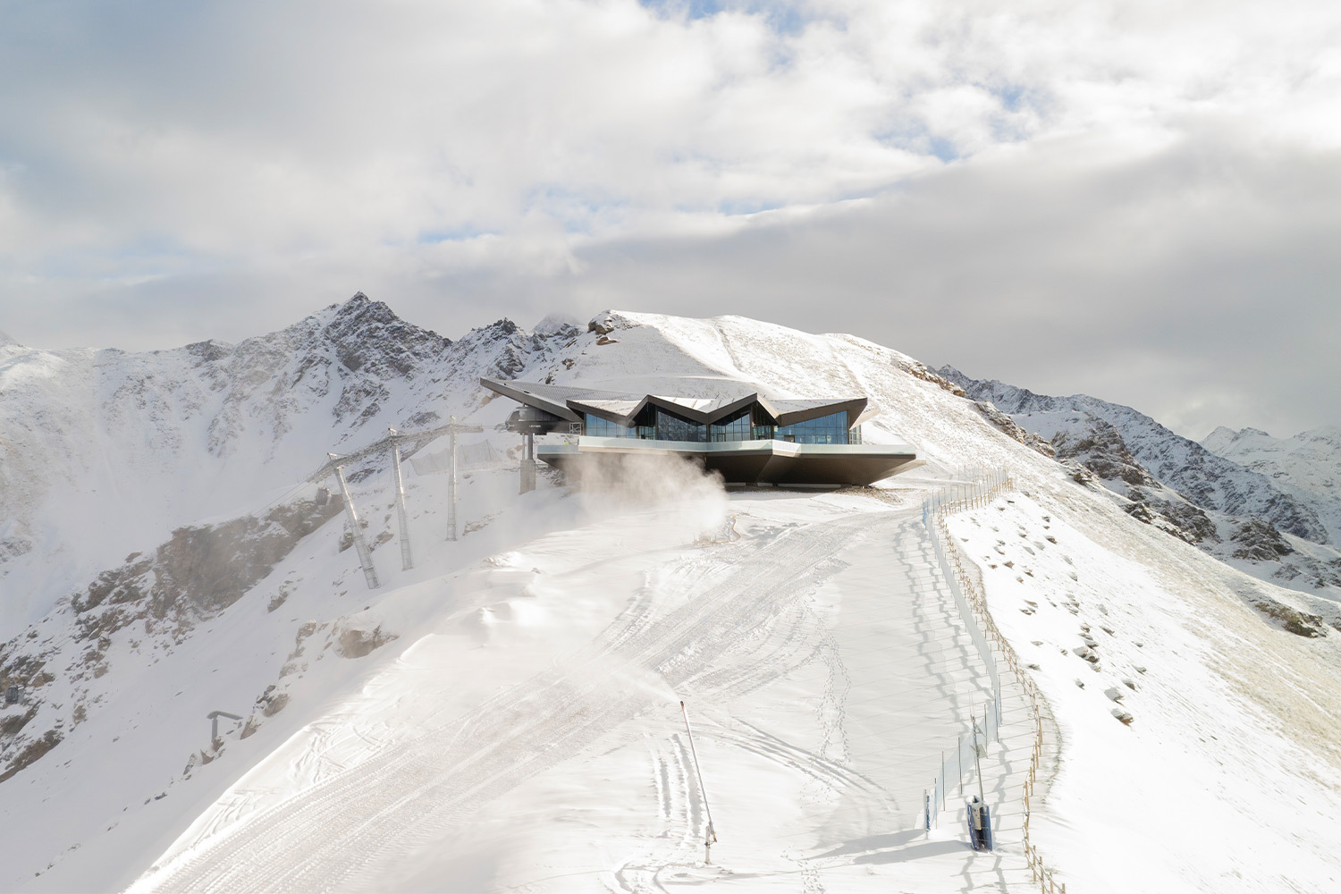 Эдельвейс из стекла и стали: в Альпах открылась станция Stella di Pila