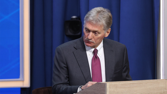 Песков назвал недопустимым нанесение ударов по журналистам