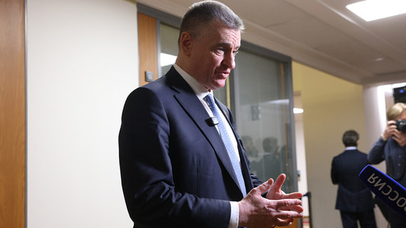 Слуцкий предложил разрешить парковку на два часа у больниц и школ