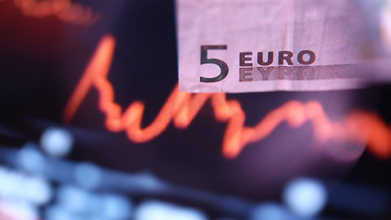 ЦБ установил курс евро выше 97 рублей