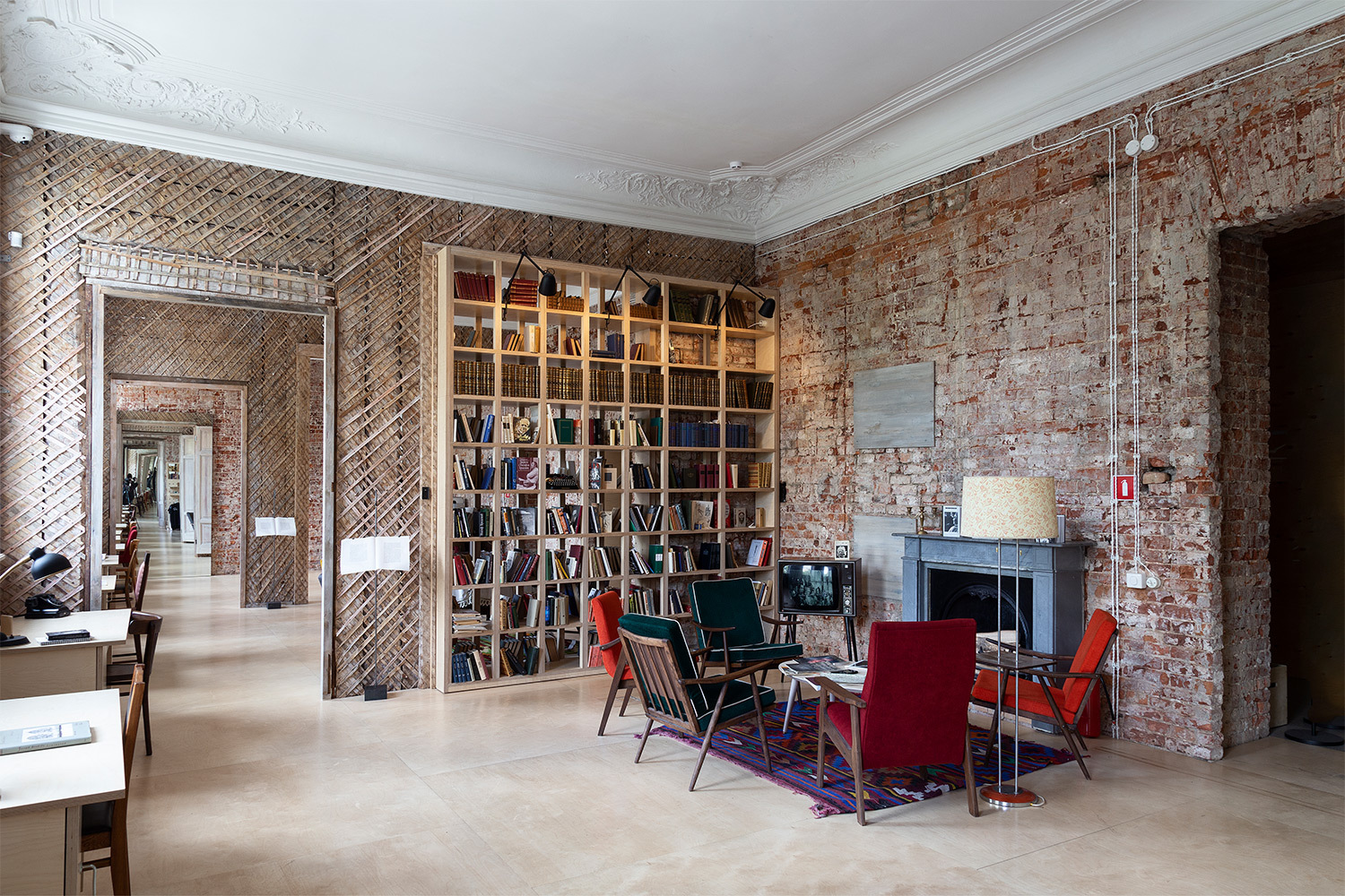 Тапиес — Бродский: выставка, объединяющая литературу и искусство