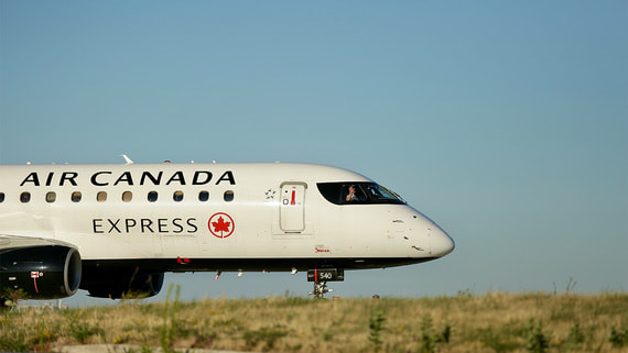 В Нью-Йорке при столкновении самолета с машиной пострадали четыре человека