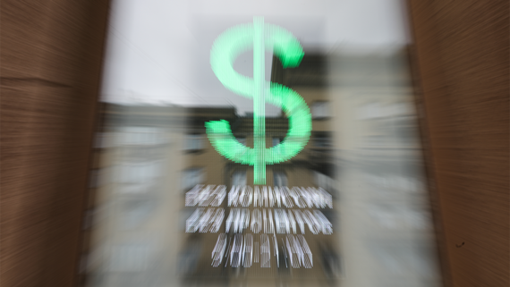 ЦБ понизил официальный курс доллара до 80,72 рубля