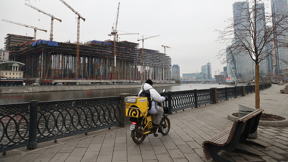 В Москве 15 000 курьеров отстранили от работы из-за нарушений правил вождения