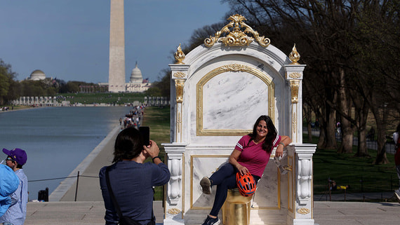 В центре Вашингтона установили золотой унитаз «для Трампа»