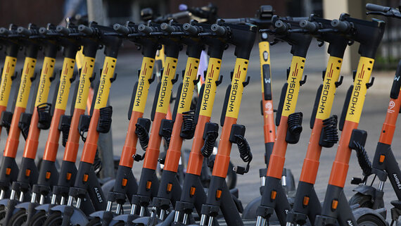 АКРА понизило кредитный рейтинг сервиса аренды самокатов Whoosh