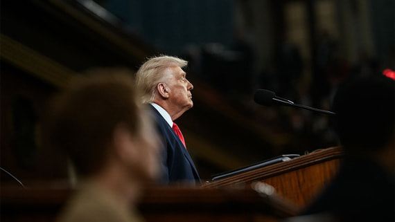 Трампа уведомили о возможном крушении американского истребителя над Ираном